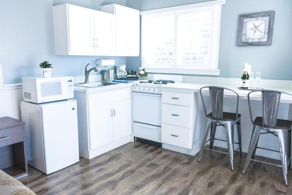 Ocean Echo Inn & Beach Cottages - Abalone Room (7), Deluxe III Queen