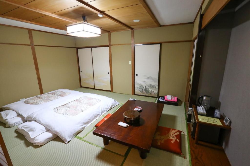Postel nebo postele na pokoji v ubytování Rakki OnsenRyokan 楽奇温泉旅館