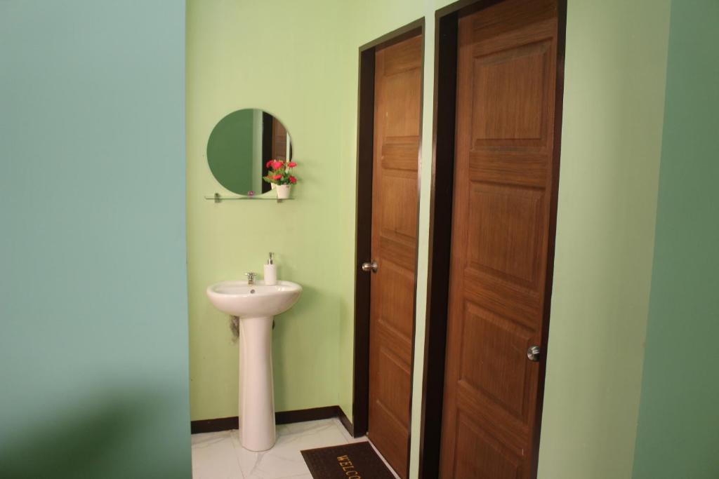 Fil-Can Hostel Coron 6