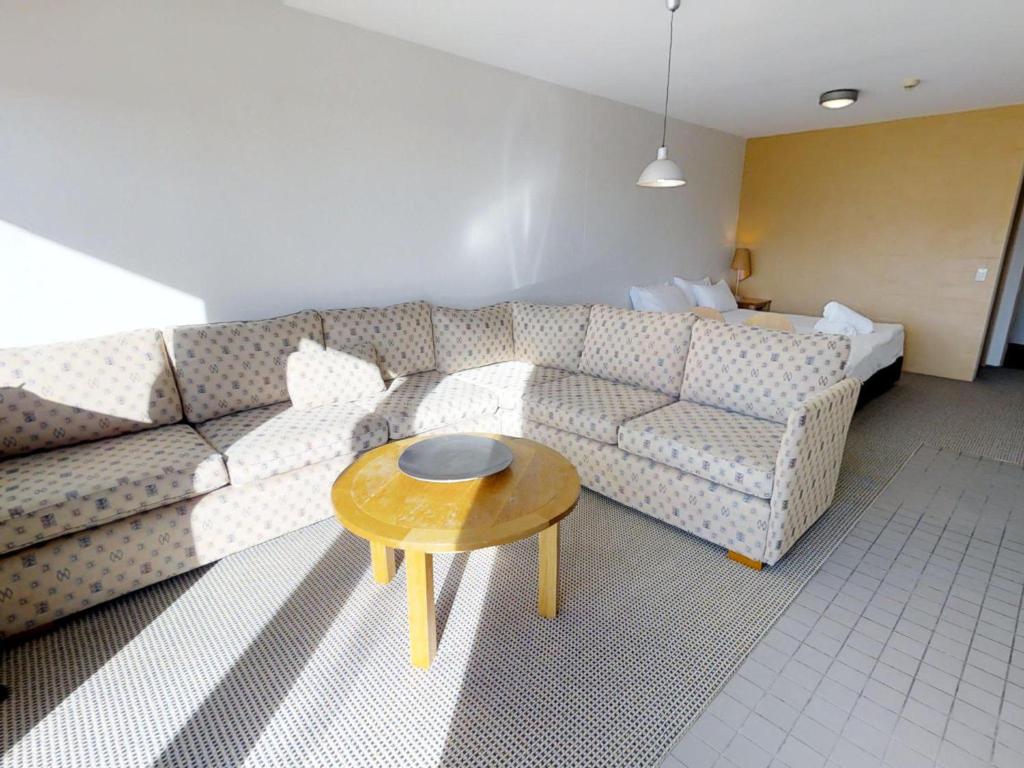 sala de estar con sofá y mesa en Studio 2 - The Stables Perisher en Perisher Valley