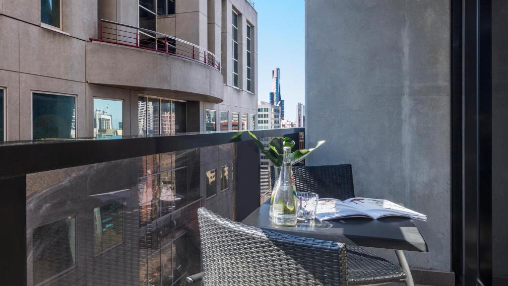 Balkón nebo terasa v ubytování Oaks Melbourne on William Suites