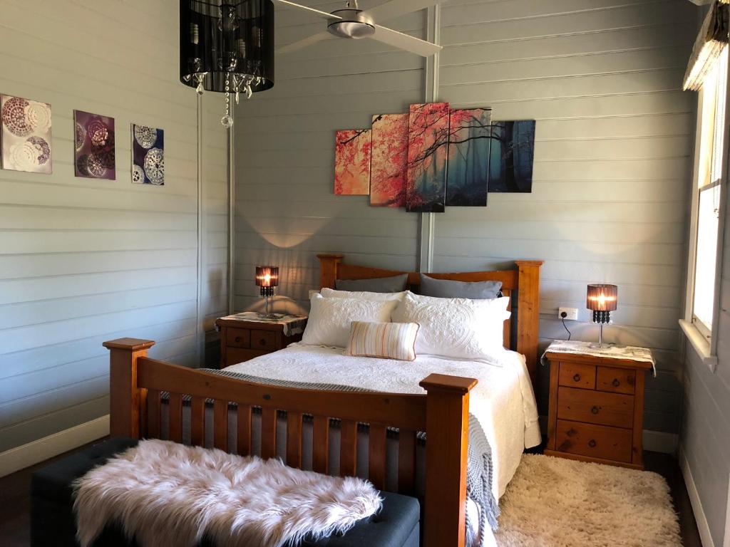 Ένα ή περισσότερα κρεβάτια σε δωμάτιο στο Bellbrook Historic Getaway at Bellmeadow Homestead