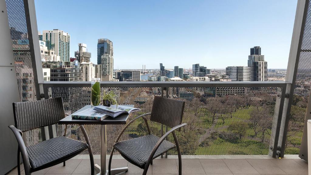 Balkón nebo terasa v ubytování Oaks Melbourne on William Suites