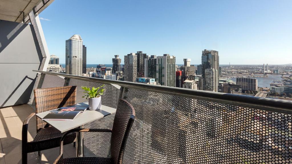 Balkón nebo terasa v ubytování Oaks Melbourne on William Suites