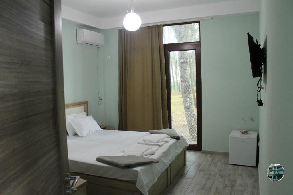 Postel nebo postele na pokoji v ubytování Shekvetili Green House
