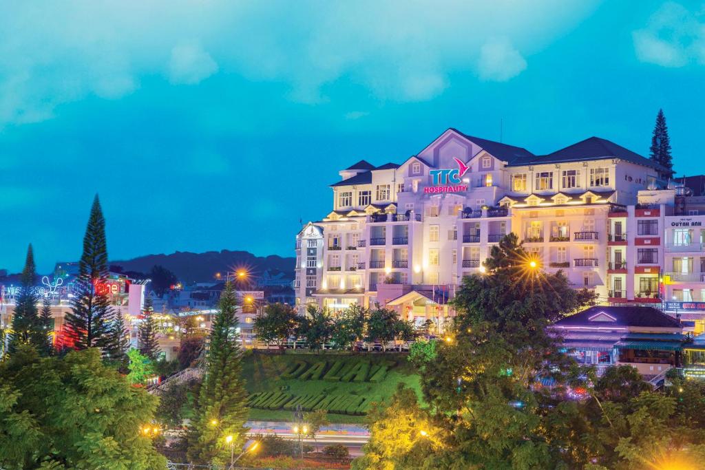 Blick auf ein Hotel in der Nacht in der Unterkunft TTC Hotel - Ngoc Lan in Da Lat