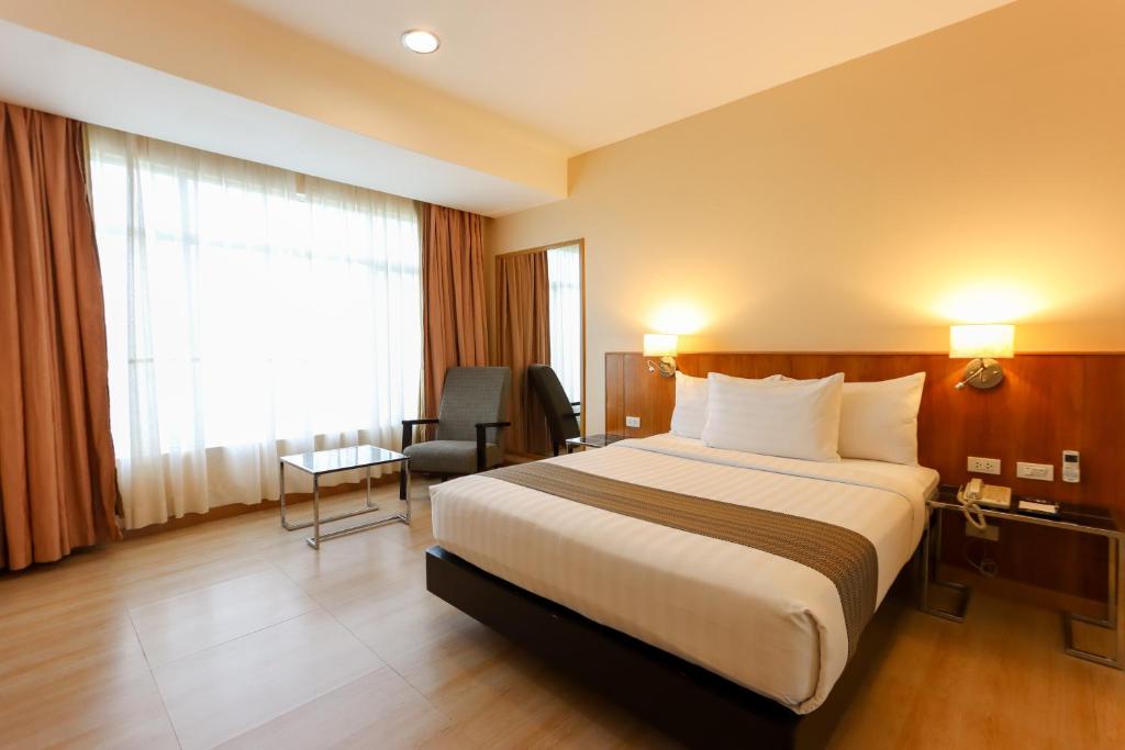 Postel nebo postele na pokoji v ubytování Paseo Premiere Hotel