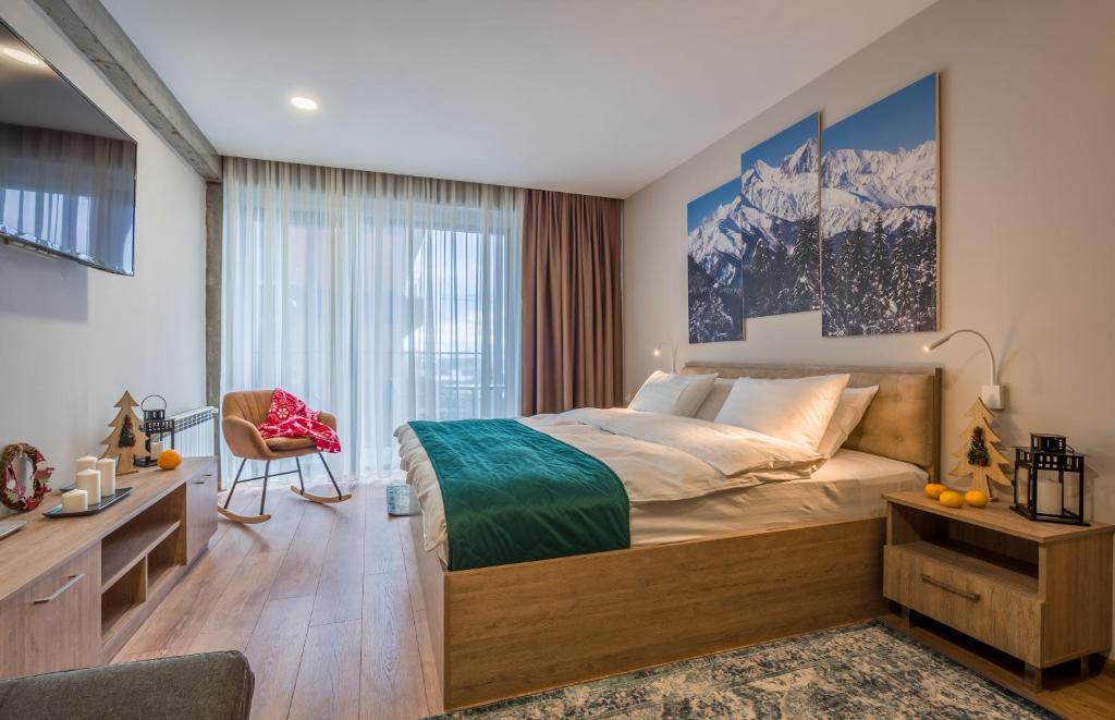 1 dormitorio con 1 cama grande y escritorio en ATRIUM "Ski & Relax", en Gudauri