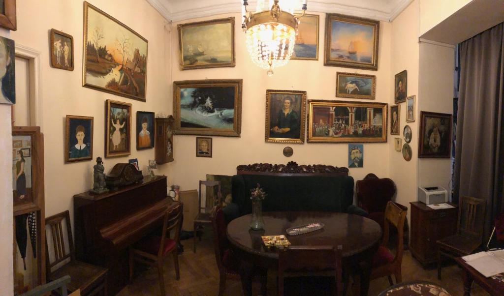 Posezení v ubytování Gutsa Artists Mini-Hotel
