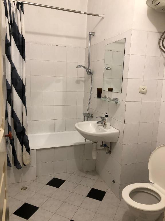 Koupelna v ubytování Gutsa Artists Mini-Hotel