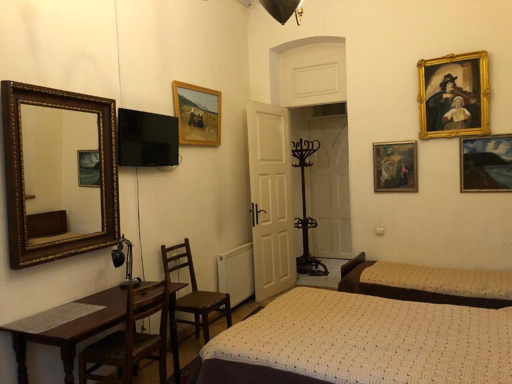 Postel nebo postele na pokoji v ubytování Gutsa Artists Mini-Hotel