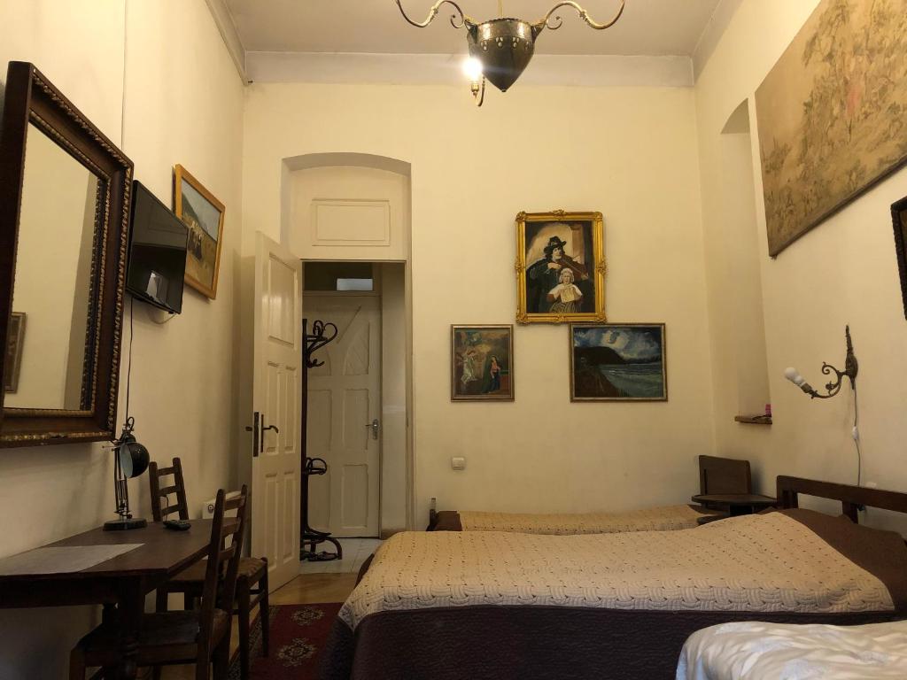 Postel nebo postele na pokoji v ubytování Gutsa Artists Mini-Hotel