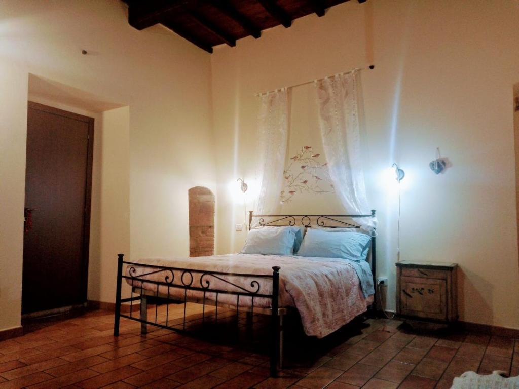 1 dormitorio con cama con sábanas azules y ventana en Appartamento via della Posterna Spoletium, en Spoleto