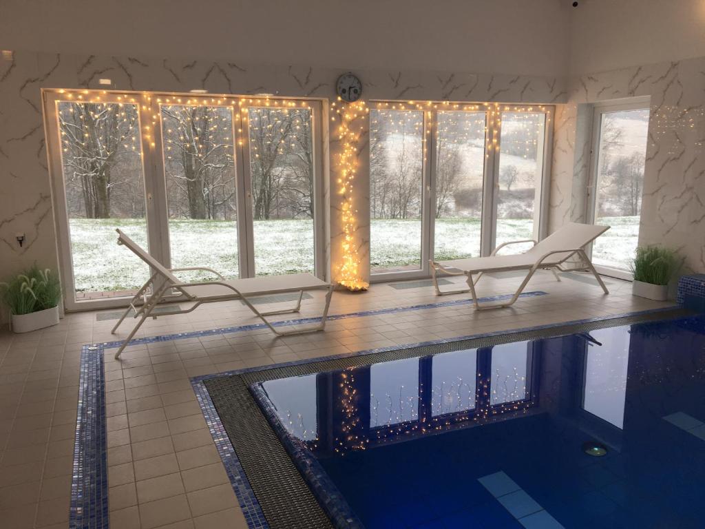 Bazén v ubytovaní Dwór i Dworek Leszczowate Wellness & Spa alebo v jeho blízkosti