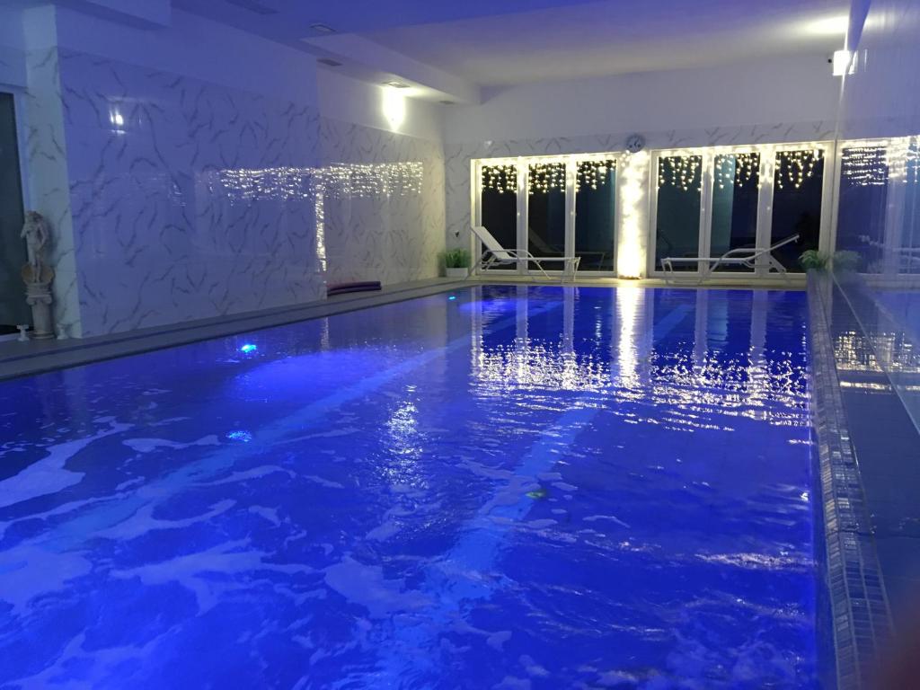 Bazén v ubytovaní Dwór i Dworek Leszczowate Wellness & Spa alebo v jeho blízkosti