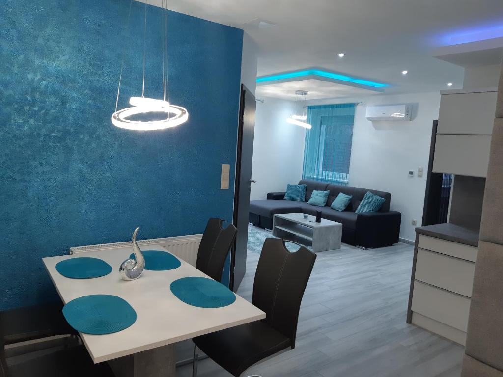 A seating area at Dilara Apartman Sárvár