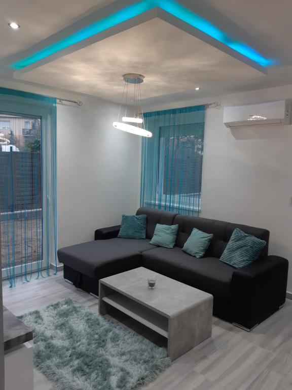 A seating area at Dilara Apartman Sárvár
