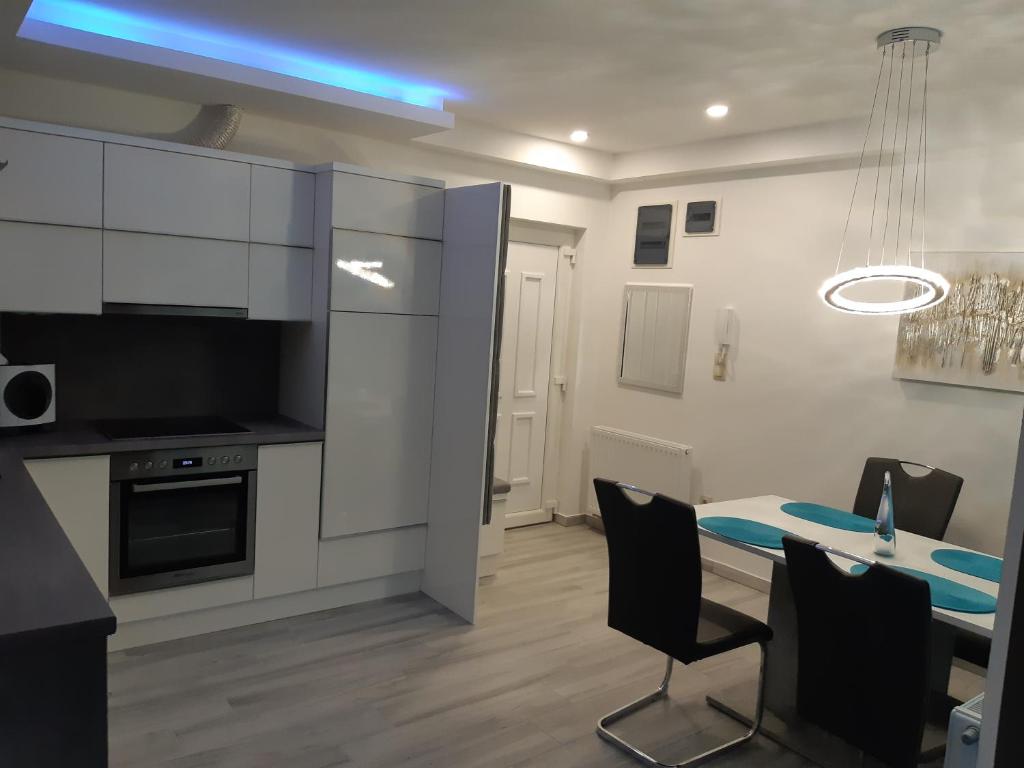 A kitchen or kitchenette at Dilara Apartman Sárvár