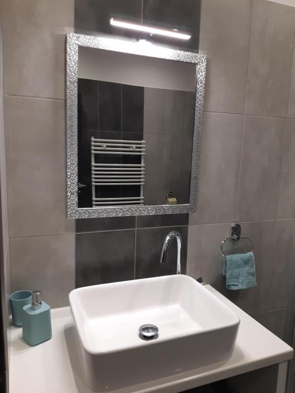 A bathroom at Dilara Apartman Sárvár