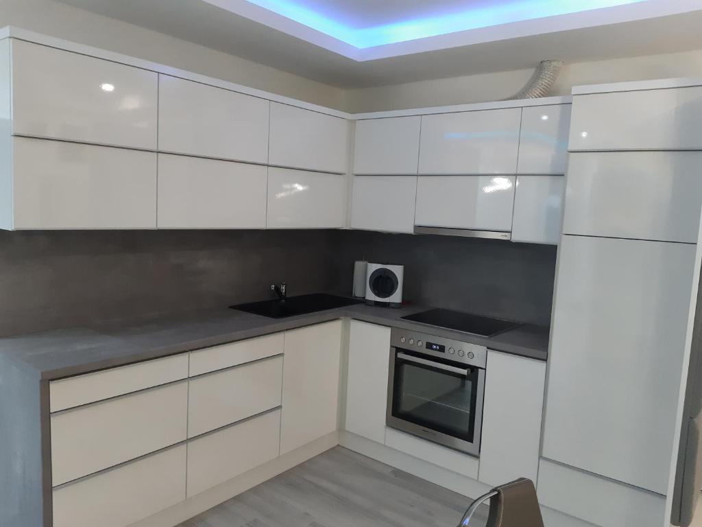 A kitchen or kitchenette at Dilara Apartman Sárvár
