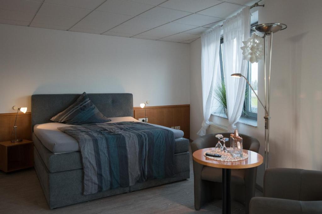 - une chambre avec un lit, une chaise et une table dans l'établissement An der A 30 UG, à Bünde