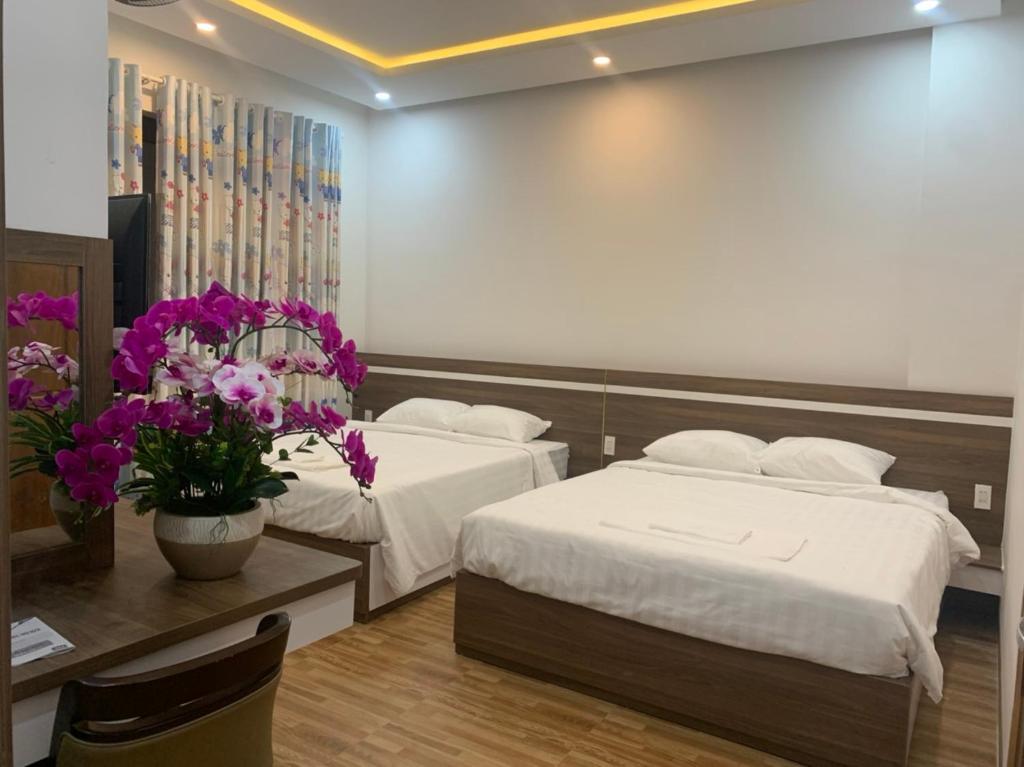 Tempat tidur dalam kamar di Minh Hoàng Hotel