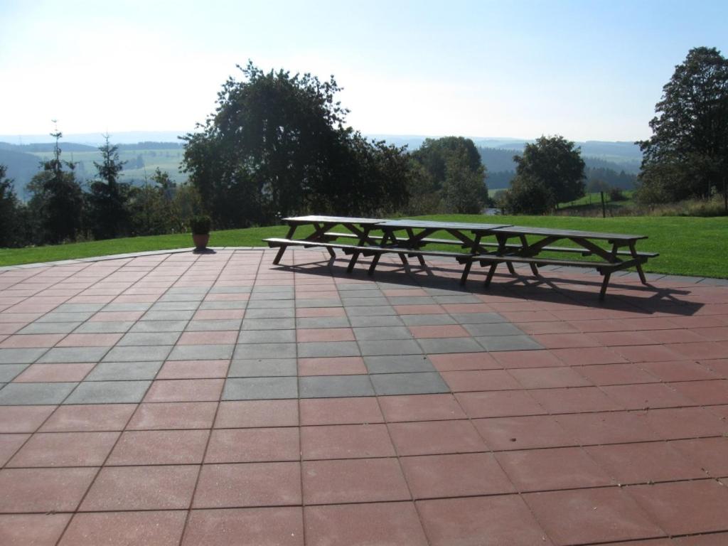 un tavolo da picnic in cima a un patio di Oberes Ourtal Lodge a Bullange/Büllingen