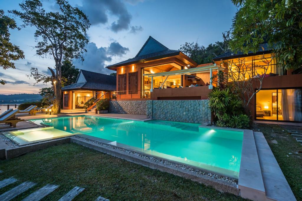 パナワビーチにあるNam Bo villa by Loftyの家の前にスイミングプールがある家