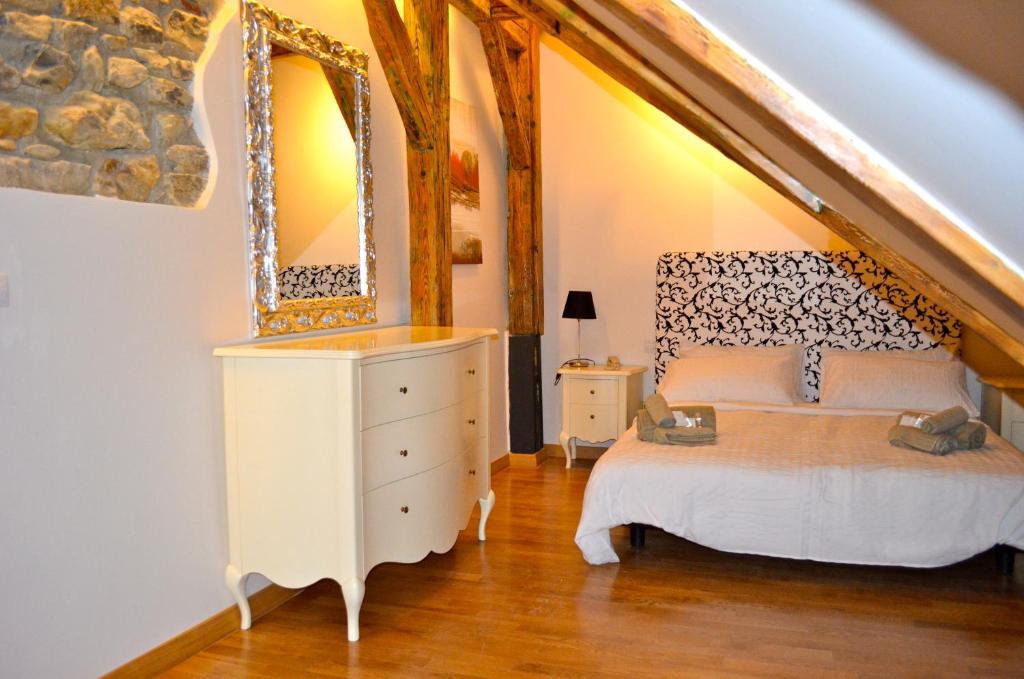 1 dormitorio con cama y espejo grande en Dolce Vita Suites Boutique, en Praga