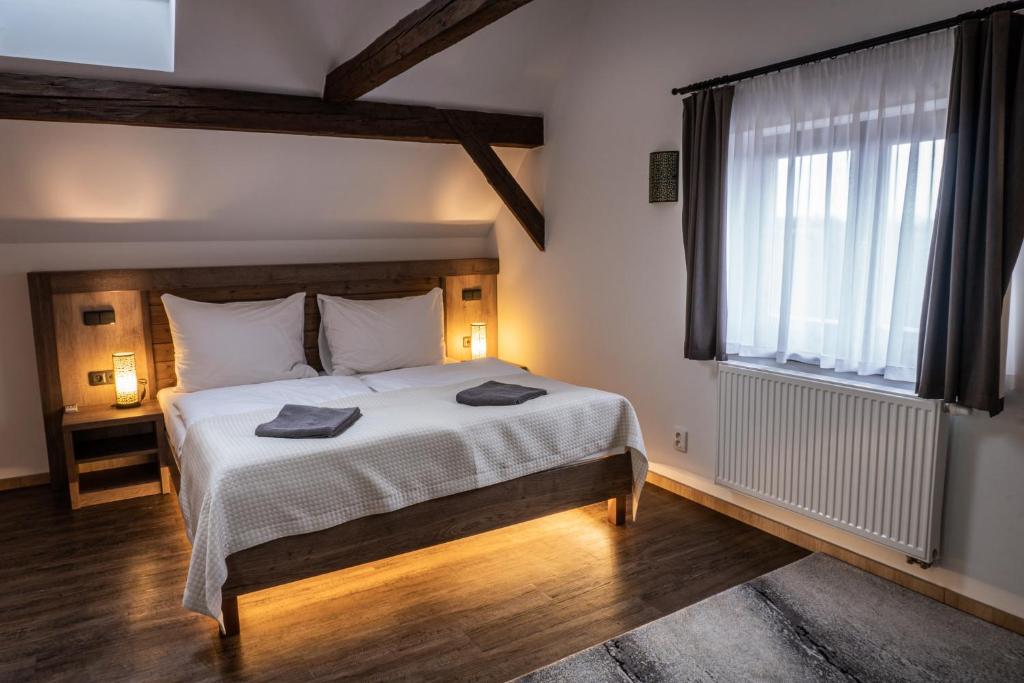Un pat sau paturi într-o cameră la Vila Albrecht Vimperk