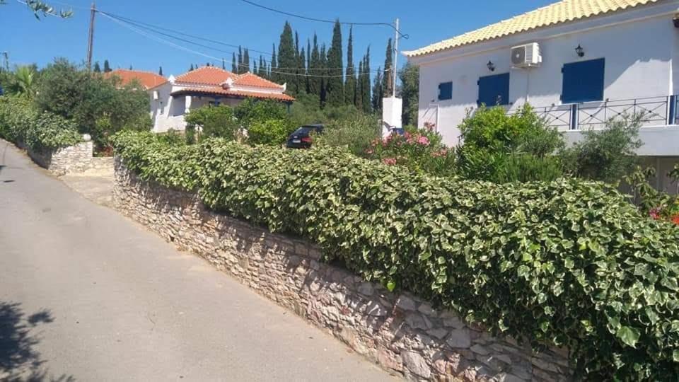 Fotografia z galérie ubytovania Villa Panorama Michalis Haikos two minutes walk to the beach Peroulia v destinácii Kómboi