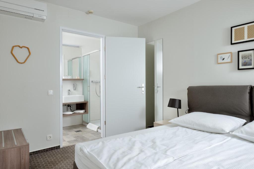 Postelja oz. postelje v sobi nastanitve B&B Hotel Ljubljana Park