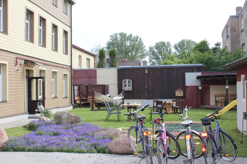 een groep fietsen geparkeerd in een tuin bij Windrose in Liepāja