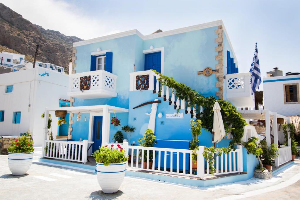 un bâtiment bleu blanc dans l'établissement Captain Elias Studios 1, à Karpathos