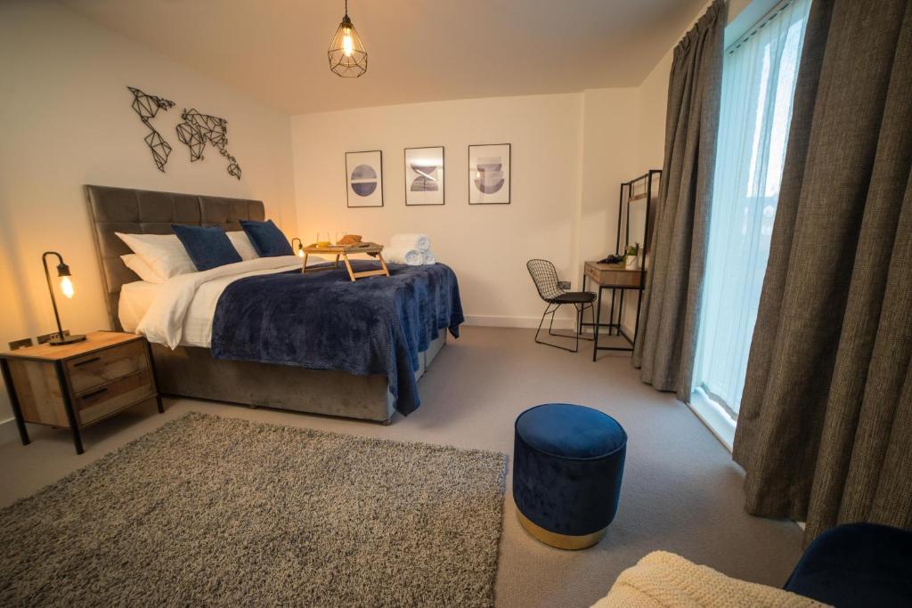 a bedroom with a bed and a large window at Luxury King Bed Apartment & FREE PARKING in Cambridge