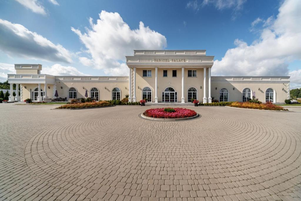 duży biały budynek z dużym okrągłym podjazdem w obiekcie Parisel Palace Centrum Konferencyjno-Wypoczynkowe Klimki pod Łukowem w Łukowie