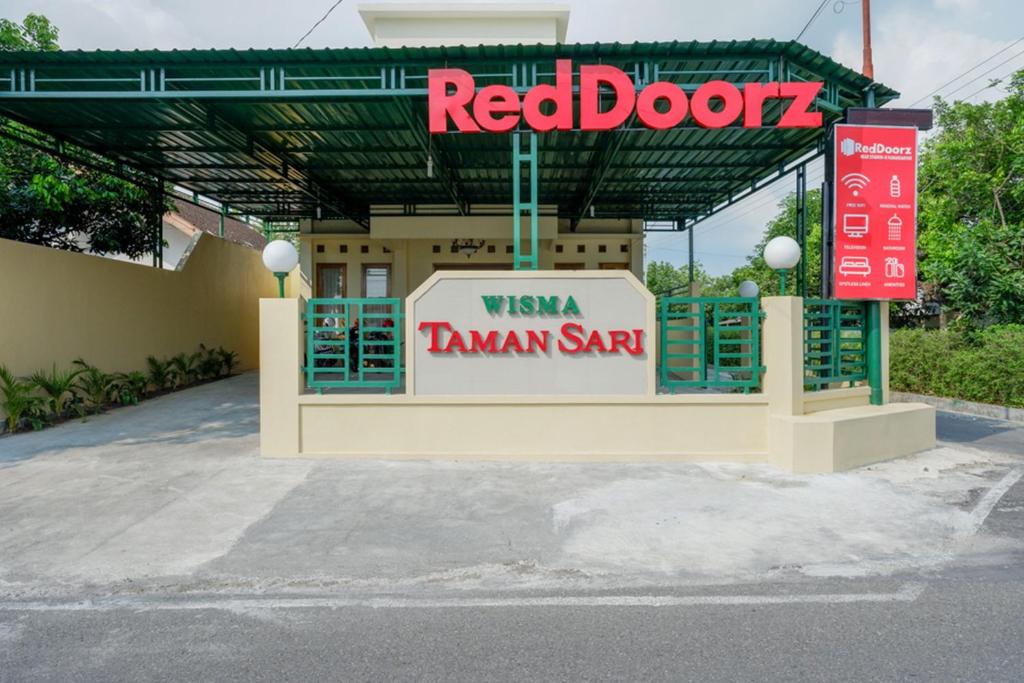 un restaurant avec un panneau de porte rouge sur un bâtiment dans l'établissement RedDoorz near Stadion 45 Karanganyar, à Karanganyar