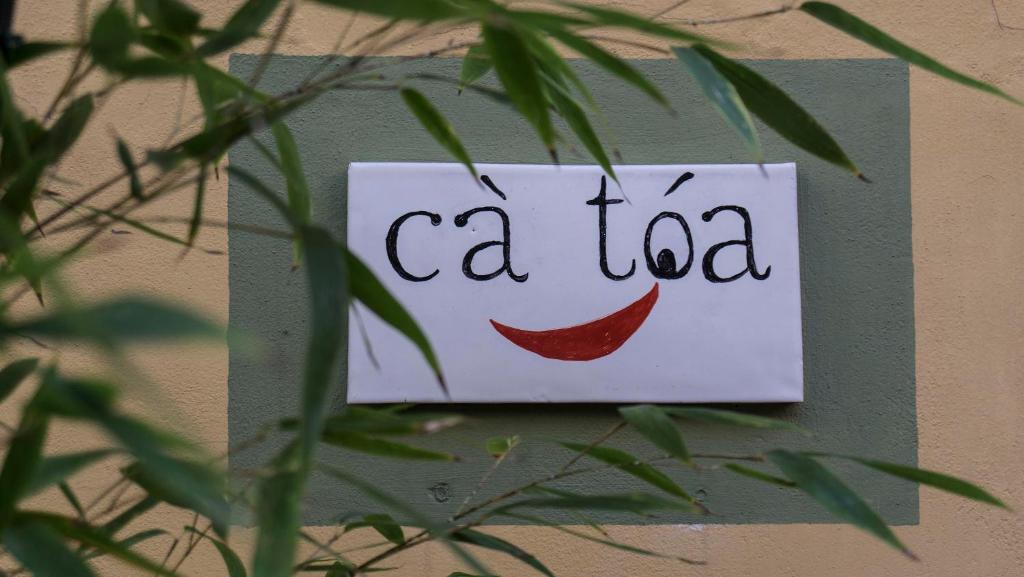 サルザーナにあるCà toaの偶像が壁に掛けられていると言う看板