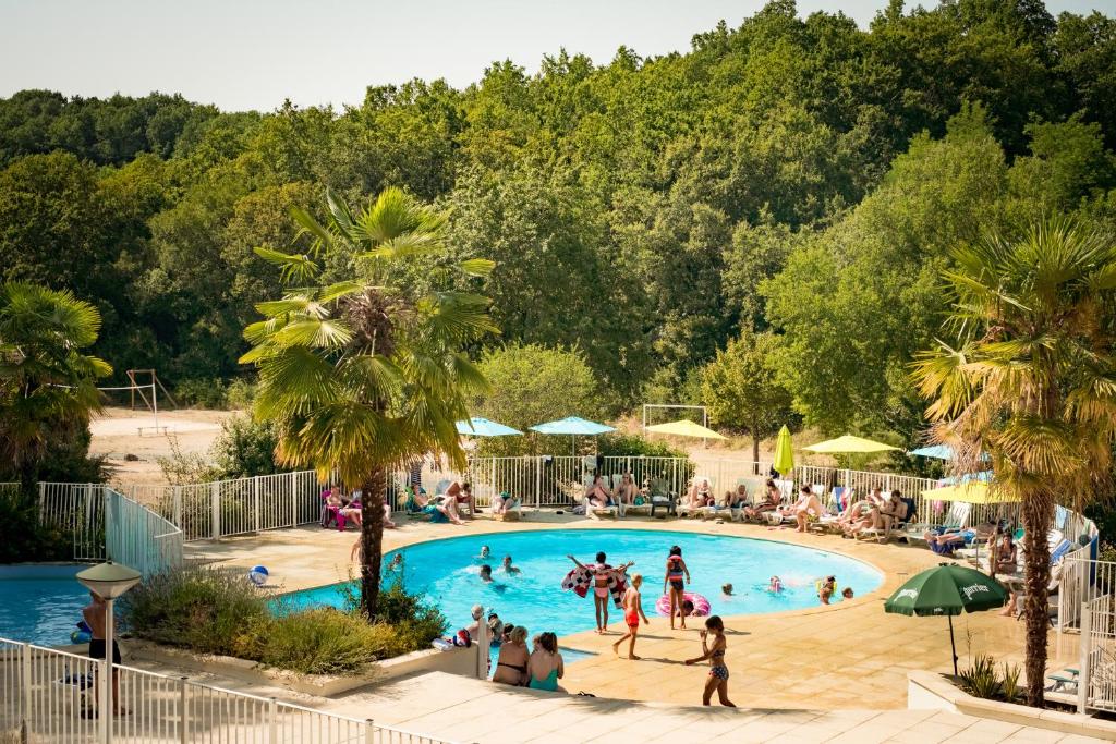 - un groupe de personnes dans la piscine d'un complexe dans l'établissement Chalets du Soleil, à Mauroux