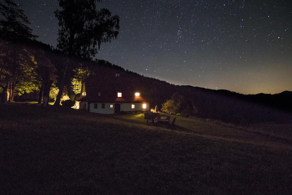 Un granero de noche con un cielo estrellado en Chalet Hinterbreiteneben en Lunz am See