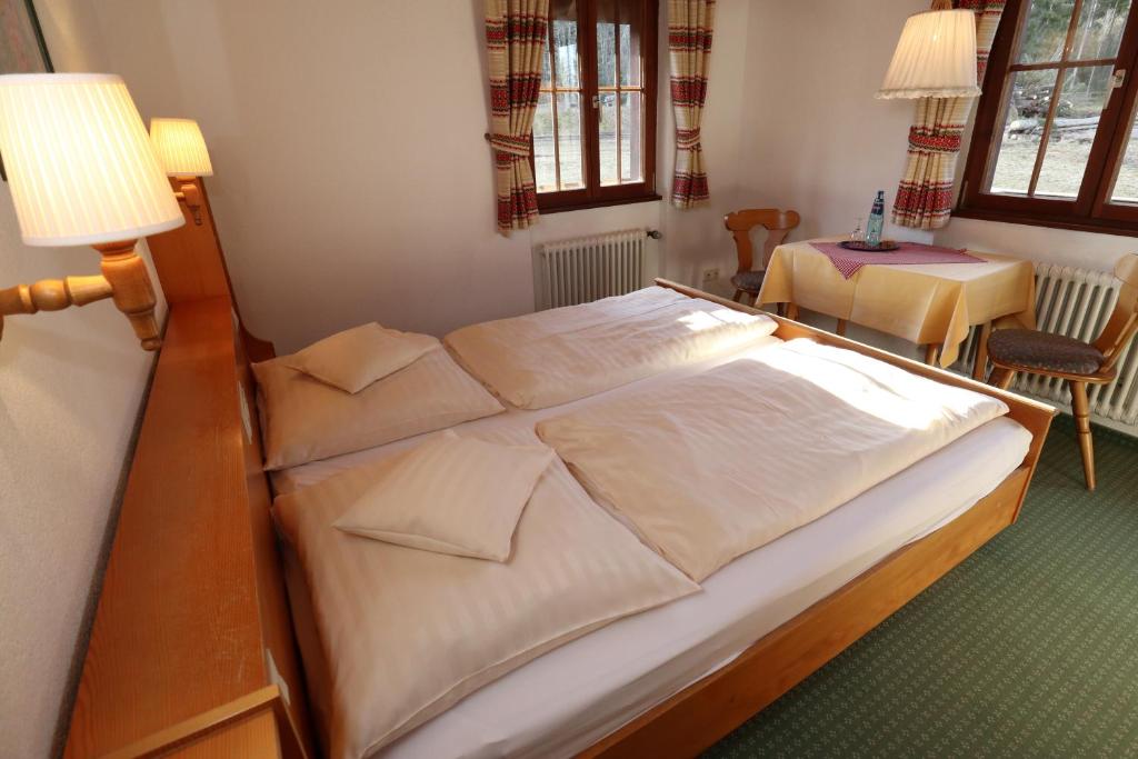Postel nebo postele na pokoji v ubytování Höhenpension Glashütte Bed&Breakfast Frühstückspension Hotel GARNI
