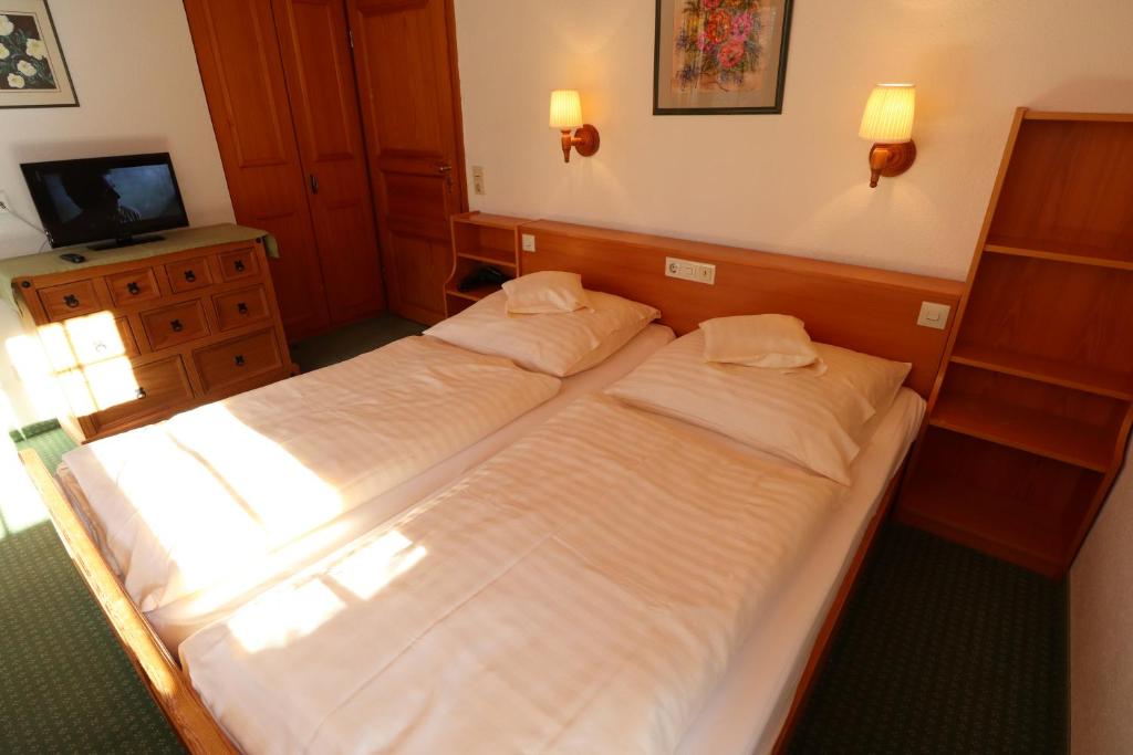 Postel nebo postele na pokoji v ubytování Höhenpension Glashütte Bed&Breakfast Frühstückspension Hotel GARNI