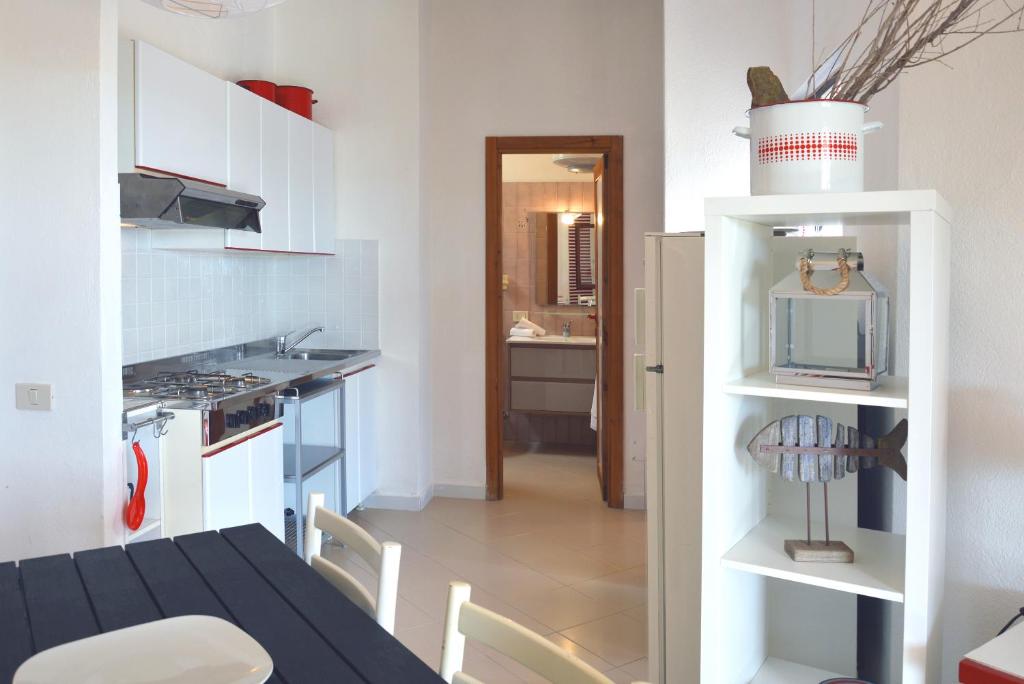 A kitchen or kitchenette at Terrazze di Chia