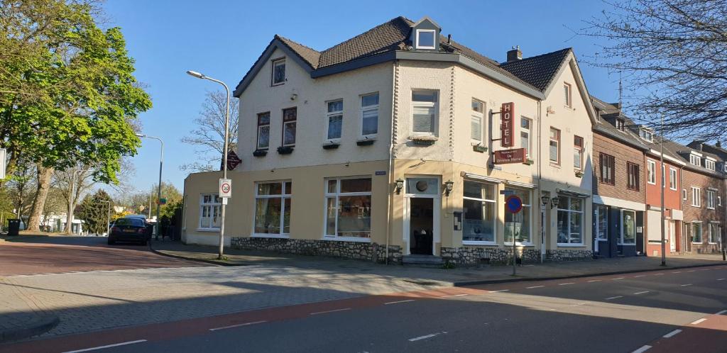a building on the corner of a street at De Zevende Hemel in Kerkrade