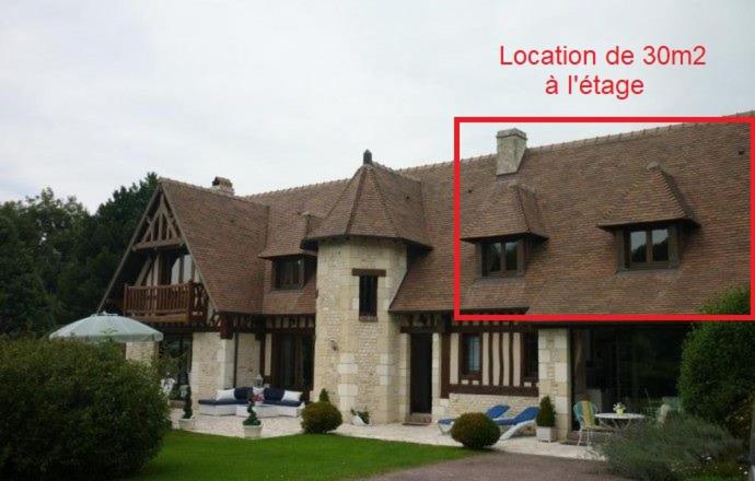 een groot huis met een rode rechthoek ervoor bij Hibiscus 1er étage in Honfleur