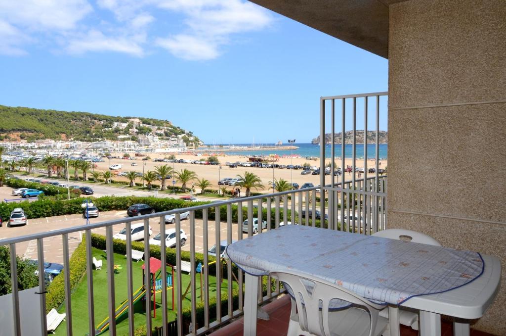 einen Balkon mit einem Tisch und Strandblick in der Unterkunft ROCAMAURA I B 3-2 in L'Estartit