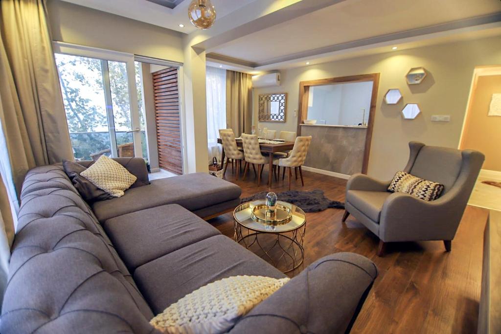 Yalova_Merkez في يالوفا: غرفة معيشة مع أريكة وطاولة