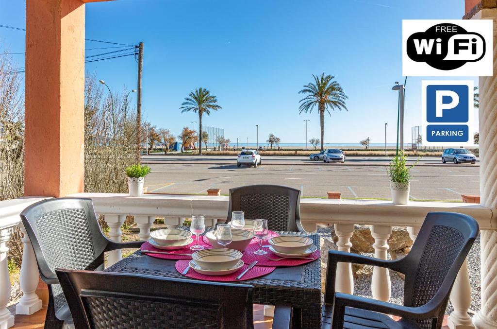 una mesa y sillas en un balcón con vistas a la calle en Apart-Rent Apartament Bahia 0015, en Empuriabrava