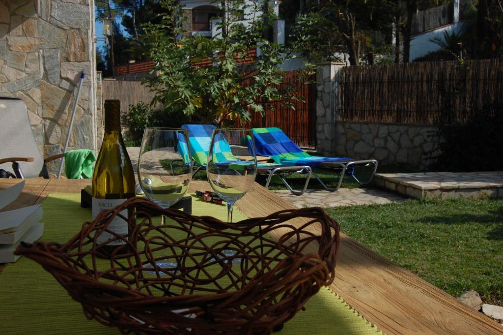 stół z kieliszkami i butelką wina w obiekcie Villa Vuelta w mieście Pals