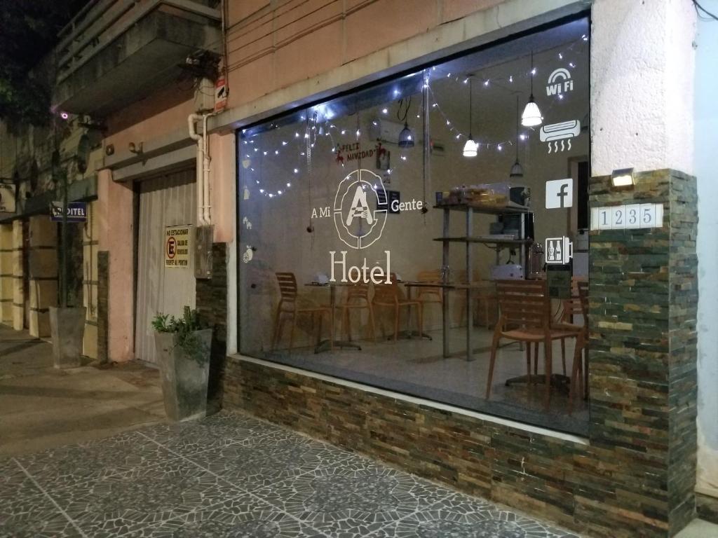 Hotel A Mi Gente في Castillos: نافذة مخزن فيها طاولة وكراسي